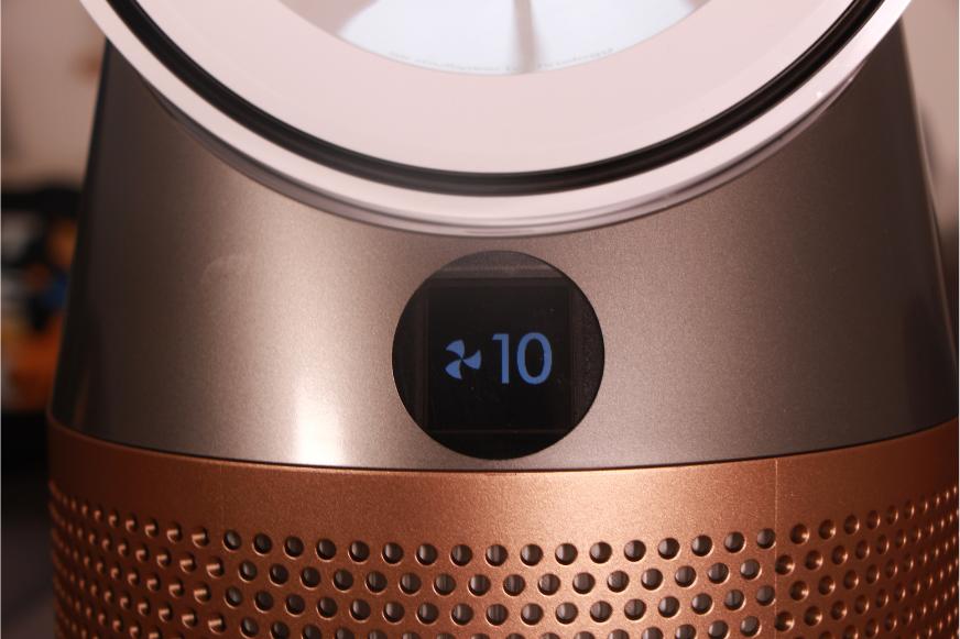 Ein Turmventilator ist im Test zu sehen und hat zahlreiche Windstärken zu bieten.